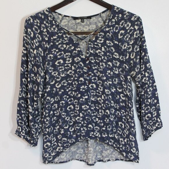 19 Cooper Blue and White Floral V-Neck Blouse (Medium) - Picture 1 of 5